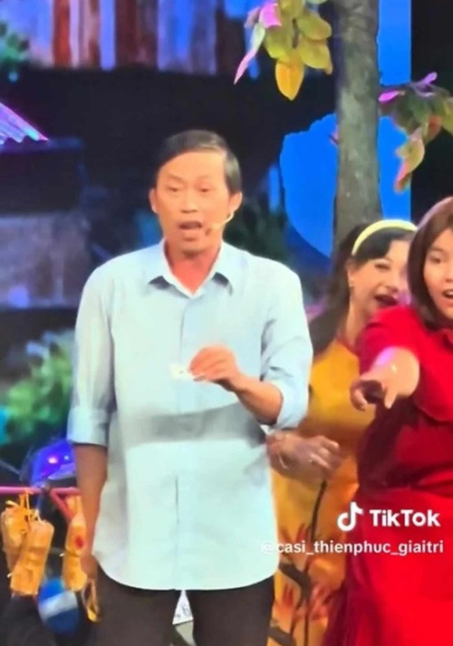 Chia sẻ trên truyền thông về tình hình sức khỏe, Hoài Linh cho hay, anh đã có tuổi nên sức khỏe khó ổn định. "Khỏe thì cũng không khỏe, mà mệt thì cũng không mệt. Cứ dở dở ương ương vậy vì càng lớn tuổi rồi", anh bày tỏ. Ảnh: Dân Việt.