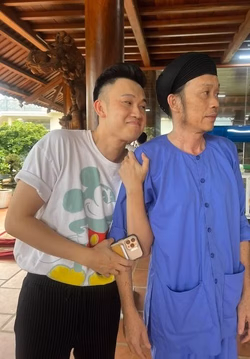 Hoài Linh vẫn có cuộc sống giản dị. Tháng 6/2023, nam nghệ sĩ chia sẻ trên Vietnamnet, anh vẫn ăn cá khô, mắm. Ảnh: FBNV.