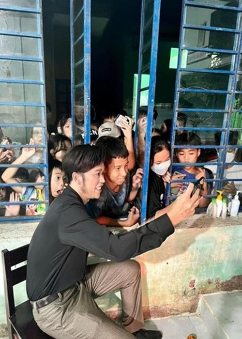 Nghệ sĩ Hoài Linh chia sẻ, cát-sê diễn sân khấu không cao nhưng đổi lại là niềm vui. Ảnh: Saostar.