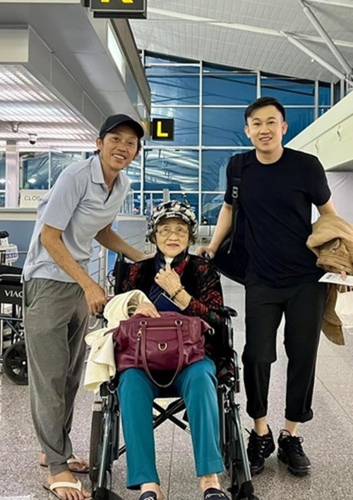 Hoài Linh diện quần áo đơn giản, đi dép xỏ ngón khi xuất hiện tại sân bay đưa mẹ đi Mỹ. Ảnh: FBNV.