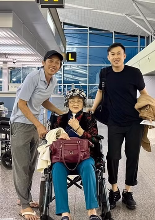 Hoài Linh diện quần áo đơn giản, đi dép xỏ ngón khi xuất hiện tại sân bay đưa mẹ đi Mỹ. Ảnh: FBNV.