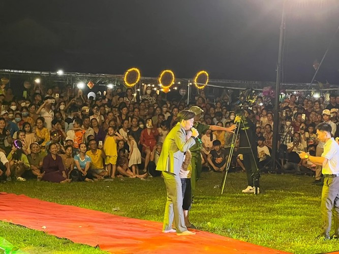 Tháng 10/2023 cư dân mạng lan truyền phát ngôn được cho là của Hoài Linh: “Cát-sê của tôi trong một đêm diễn trên dưới phải cỡ 3 tỷ. Đó là chuyện bình thường”. Tuy nhiên, chia sẻ với Người Đưa Tin, đại diện Hoài Linh phủ nhận tin đồn. Ảnh: Arttimes.