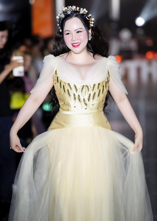 2 năm trở lại đây, cô trông khá đẫy đà.