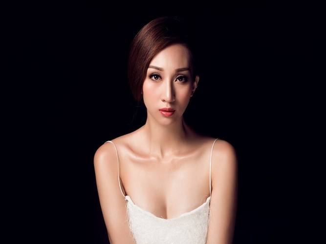 Tháng 1/2022, cô gái có tên T.A.T tố một nữ ca sĩ tên L.P.A là người thứ ba chen chân vào hôn nhân của bố mẹ T.A.T. Nữ ca sĩ Lều Phương Anh nhanh chóng bị cư dân mạng réo tên. Trả lời Doanh nghiệp và Tiếp thị, Lều Phương Anh cho hay: "Tôi đã đọc rất nhiều các bài viết về mình. Tuy nhiên, vì đây là chuyện gia đình nên tôi muốn tự giải quyết, cảm ơn tất cả mọi người đã quan tâm". Nữ ca sĩ nói thêm, cô sẽ lên tiếng vào thời điểm thích hợp. Ảnh: FBNV.