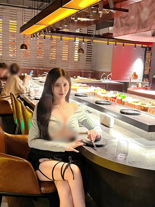 Dường như Như Ý đang cố kéo sự chú ý về mình khi lựa chọn phong cách thời trang thiếu vải.