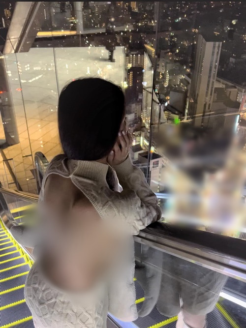 Xuất hiện ở trung tâm thương mại, Như Ý để lộ mảng lưng trần cùng vòng một.