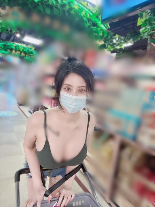 Đi siêu thị, cô nàng khiến nhiều người đỏ mặt vì trang phục ngắn cũn cỡn.