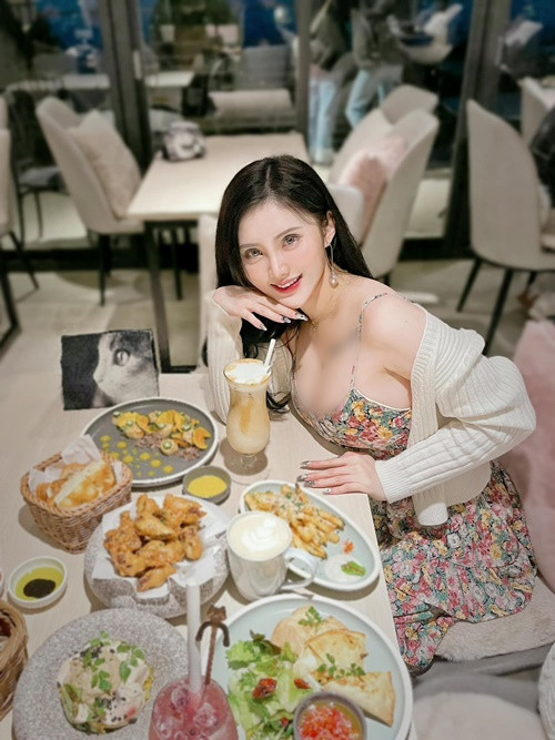 Cô nàng khoe vòng một gợi cảm với váy hai dây khi đi ăn uống.