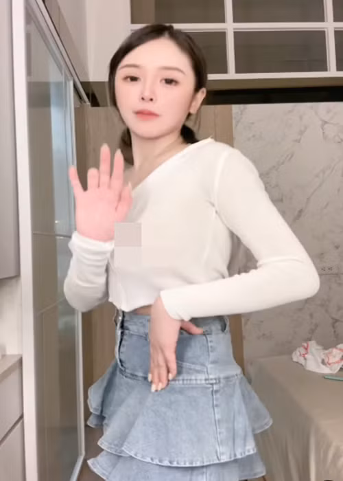 Nhiều cư dân mạng chỉ trích cô nàng cố tình ăn mặc phản cảm để gây chú ý.