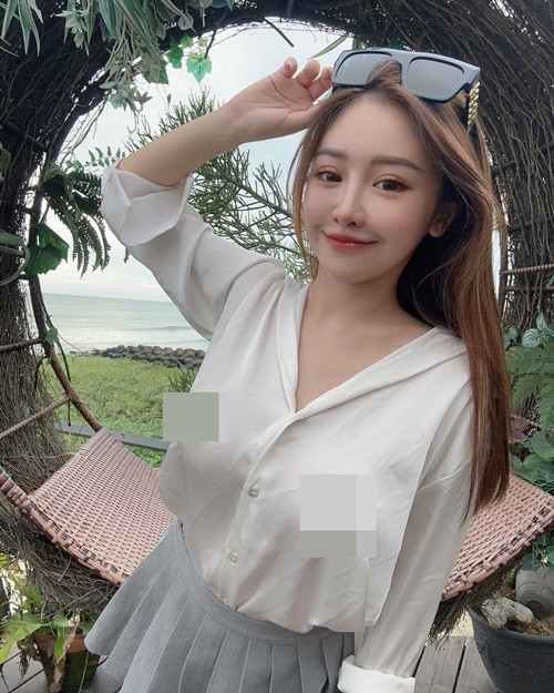 Cư dân mạng "cạn lời" khi cô nàng tạo chiêu trò bằng việc mặc lệch chuẩn.