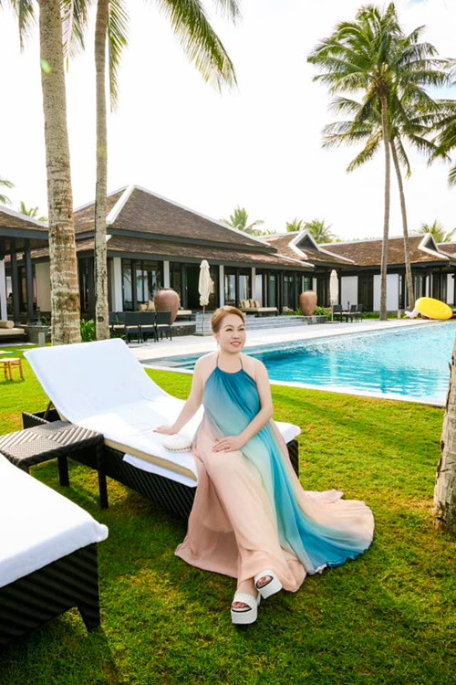 "Vợ chồng con và cháu chúc bà ngoại thật nhiều sức khỏe, hạnh phúc bên đại gia đình và mãi xinh tươi tuổi 30 nha bà. Bà bớt bớt xây dựng thêm công trình bên Anh để dành thời gian về Việt Nam tĩnh dưỡng bên con cháu nhiều hơn trong năm tới nha. Cả nhà yêu bà”, Lý Thùy Chang viết.