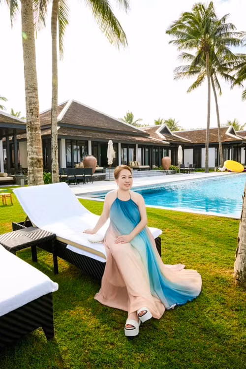 "Vợ chồng con và cháu chúc bà ngoại thật nhiều sức khỏe, hạnh phúc bên đại gia đình và mãi xinh tươi tuổi 30 nha bà. Bà bớt bớt xây dựng thêm công trình bên Anh để dành thời gian về Việt Nam tĩnh dưỡng bên con cháu nhiều hơn trong năm tới nha. Cả nhà yêu bà”, Lý Thùy Chang viết.