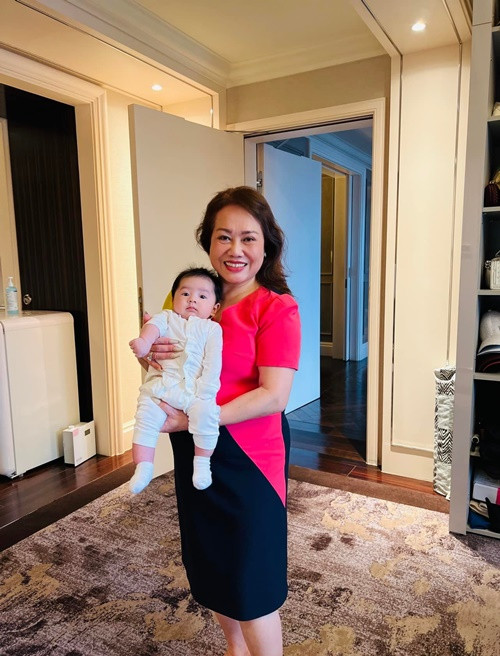 Bà yêu thương, chiều chuộng cháu ngoại.