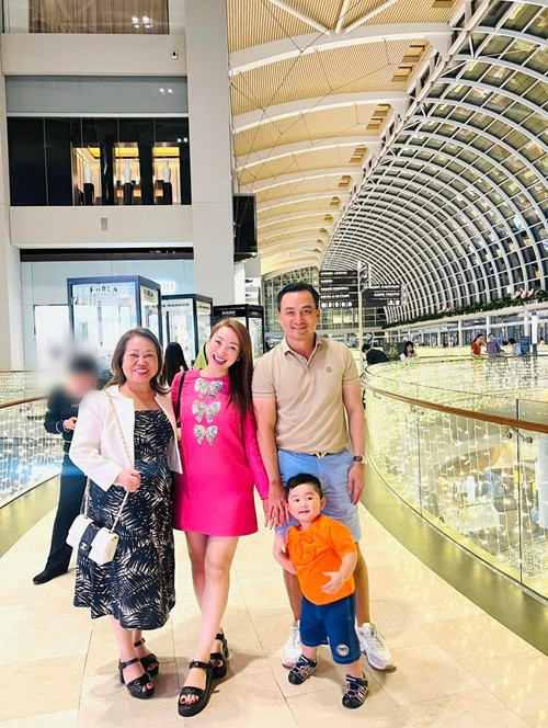 Chi Bảo đưa mẹ vợ cùng vợ con đi du lịch.