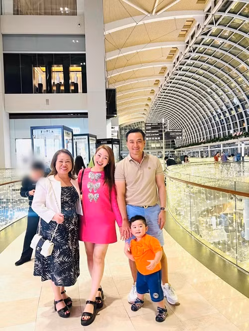 Chi Bảo đưa mẹ vợ cùng vợ con đi du lịch.