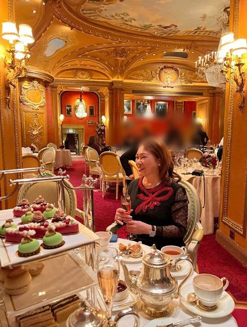 Mẹ ruột của Lý Thùy Chang định cư ở Anh nhiều năm qua. Trong cuộc phỏng vấn với Znews, vợ Chi Bảo cho biết, mẹ của cô có tư tưởng phóng khoáng, hiện đại.