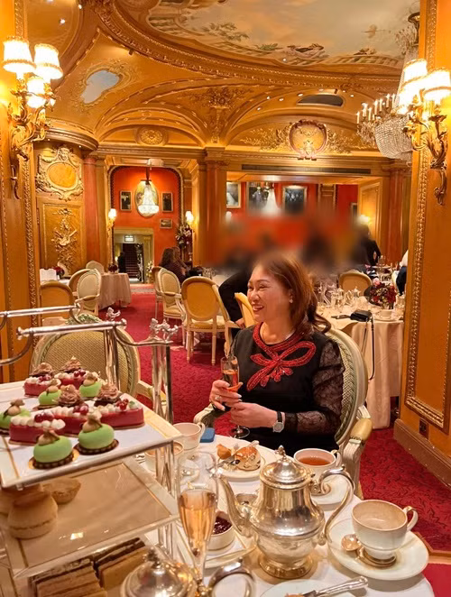 Mẹ ruột của Lý Thùy Chang định cư ở Anh nhiều năm qua. Trong cuộc phỏng vấn với Znews, vợ Chi Bảo cho biết, mẹ của cô có tư tưởng phóng khoáng, hiện đại.