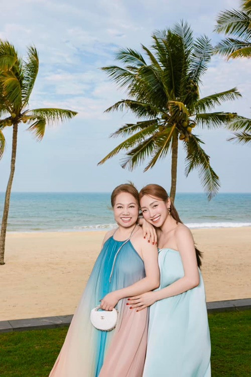 Mẹ vợ Chi Bảo trẻ trung, gợi cảm bên con gái.