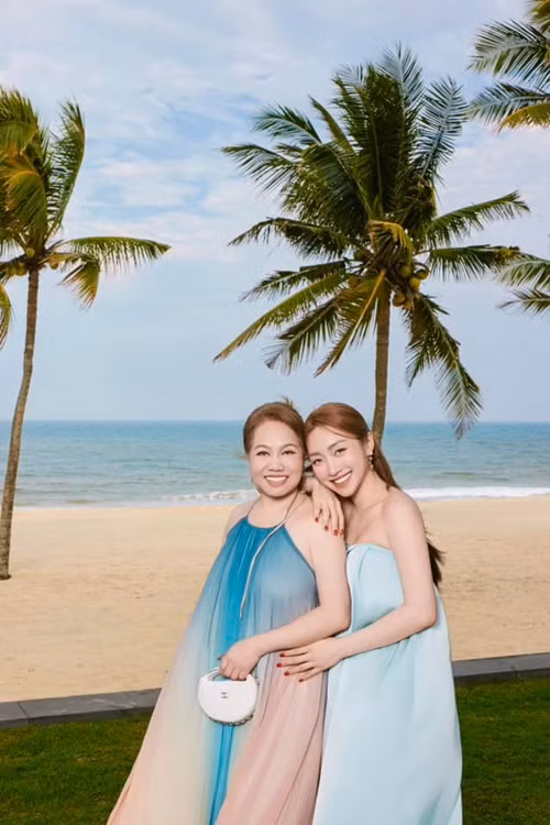 Mẹ vợ Chi Bảo trẻ trung, gợi cảm bên con gái.