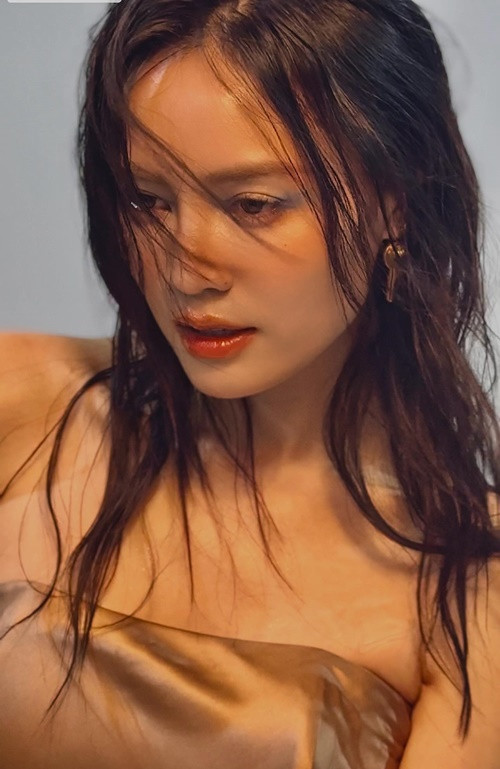 Phía Lan Ngọc cho biết, loạt ảnh lan truyền trên mạng xã hội là ảnh cắt ghép từ các bức ảnh cô chụp cùng đồng nghiệp. Theo phía nữ diễn viên, Lan Ngọc vẫn độc thân. Ảnh: FBNV.