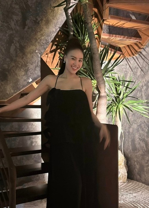 Nhanh chóng, Lan Ngọc lên tiếng phủ nhận. "Bụng Ngọc lúc ngồi nó hằn cái dây ngang bụng chứ chưa đẻ, cũng không có hút mỡ bụng", cô để lại bình luận. Quản lý của Lan Ngọc chia sẻ thêm trên Znews: “Ngọc bị vết hằn do dây nịt. Lịch trình của Ngọc không lúc nào để thở chứ đừng nói ngừng 9 tháng âm thầm đẻ hay 3 tháng hút mỡ. Ngọc chụp hình ảnh bikini đón hè thôi, mọi người đừng suy diễn xa quá”. Ảnh: FBNV.