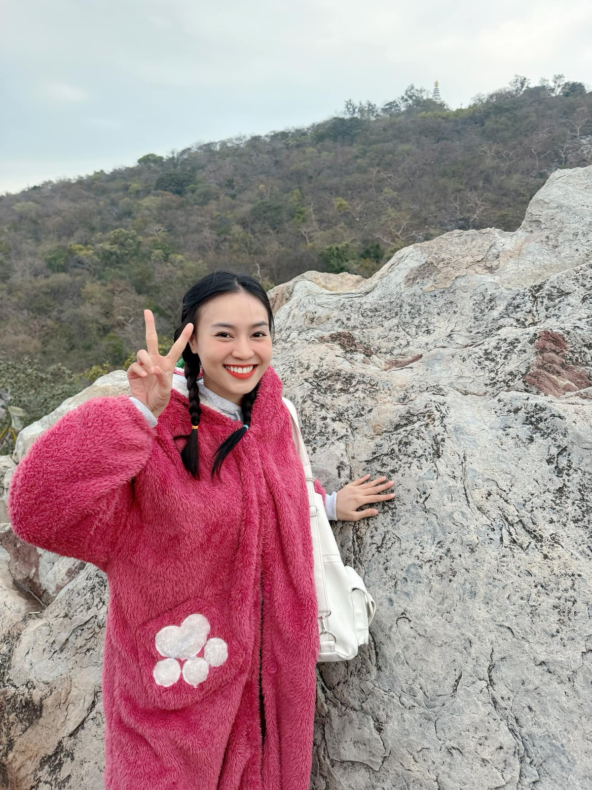 "Giờ mặc đồ sao cũng kêu bầu, vậy ráng đợi đến ngày em đẻ nha. Em có quay vlog, đợi tập đẻ của bé nha", Lan Ngọc bày tỏ. Ảnh: FBNV.