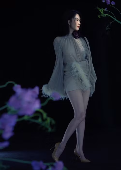  Người mẫu Ngọc Trinh vừa tung bộ ảnh mới. Cô để lộ chân và tay vẫn còn sẹo sau ít tháng ngã xe mô tô. Ảnh: FBNV.