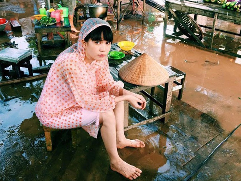 Ngọc Trinh thừa nhận nhiều hạn chế về sắc vóc. Cô sở hữu đôi bàn chân với các ngón xòe ra không đẹp mắt. Ngọc Trinh giải thích, bàn chân không nuột nà là do cô từ nhỏ đến năm 15 tuổi, ngoài giờ học, cô toàn đi chân đất. Ảnh: FBNV.