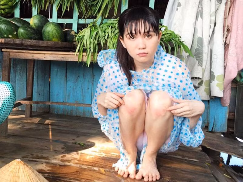 Sau này, dù đã làm quen với những đôi giày cao gót, bàn chân của Ngọc Trinh vẫn kém đẹp. Ảnh: FBNV.