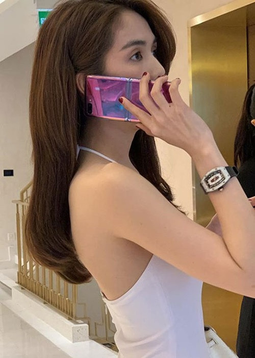 Mỗi khi bị giảm cân, Ngọc Trinh để lộ đôi bàn tay có nhiều đường gân. Ảnh: FBNV.