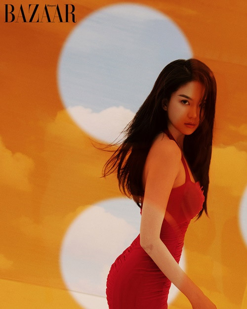 Chân dài gốc Trà Vinh chia sẻ trên Harper’s Bazaar, lúc mới bị tai nạn, cô rất ghét những vết sẹo, nhưng hiện tại người đẹp thấy yêu chúng. Tuy nhiên, vì những vết sẹo trên đôi chân làm ảnh hưởng đến vẻ ngoài thẩm mỹ, Ngọc Trinh đang trị sẹo. Ảnh: Harper’s Bazaar.