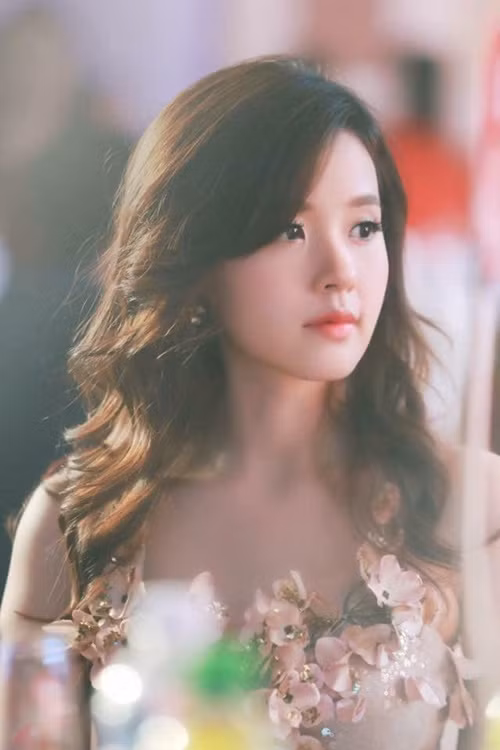 Cô chia sẻ: “Mọi người có thể nói tôi một màu nhưng tôi quan niệm miễn bản thân làm tốt màu đó là được. Như màu trắng, cũng có trắng đục, trắng kem, trắng ngà, đâu nhất thiết mình phải đổi sang màu đen. Phải cẩn trọng chứ vì tôi như tấm vải trắng, chấm màu lên thì dễ nhưng sẽ không bao giờ xóa được. Nếu chọn sai một cảnh nóng sẽ bị lưu mãi trên mạng. Cẩn trọng không có gì là xấu cả, chọn cái nào phù hợp với mình mới là quan trọng”. Ảnh: FBNV.