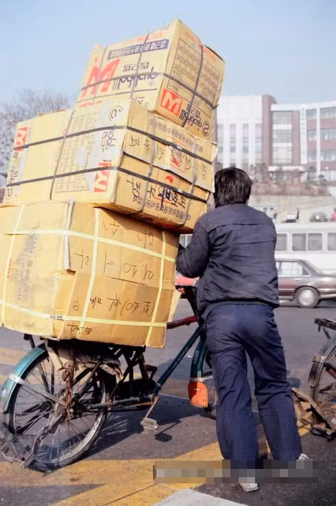 Xe thồ hàng cao ngất ở thủ đô Hàn Quốc. Ảnh Sina