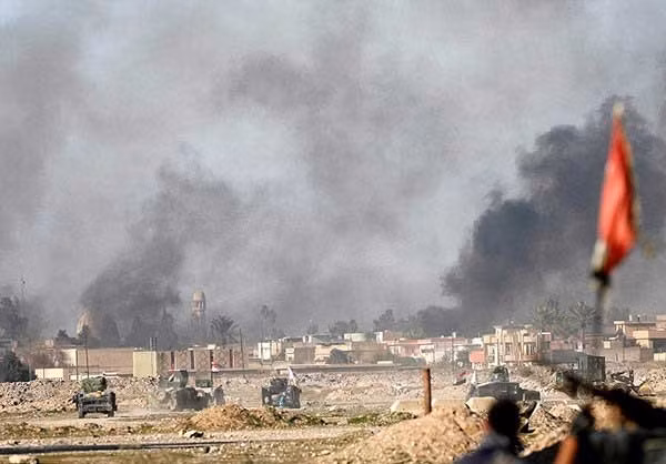 Khói đen che phủ bầu trời ở khu vực phiến quân IS vẫn còn cố thủ ở Tây Mosul. Ảnh FNA