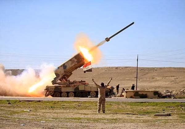 Quân đội Iraq triệt hạ các mục tiêu IS ở Tây Mosul bằng tên lửa phóng loạt đa nòng. Ảnh FNA