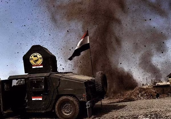 Loạt đạn pháo nổ tung gần nơi binh sĩ Iraq tập kết lực lượng và khí tài quân sự. Ảnh FNA