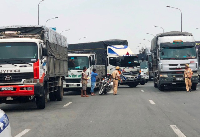 TP HCM: “Toat mo hoi” nhin canh xe tai lieu linh lao vao CSGT