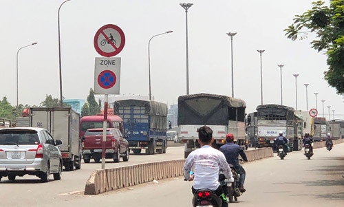 TP HCM: “Toat mo hoi” nhin canh xe tai lieu linh lao vao CSGT-Hinh-4