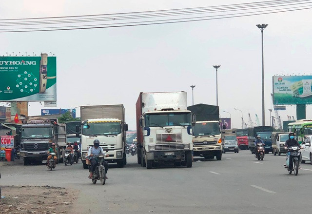 TP HCM: “Toat mo hoi” nhin canh xe tai lieu linh lao vao CSGT-Hinh-6