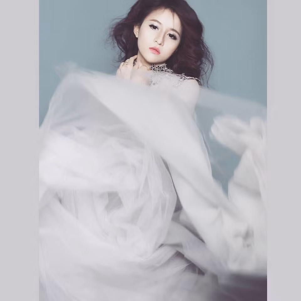 Dung Boo tên thật là Trần Thị Huyền Dung, sinh năm 1994, quê gốc Hà Tĩnh nhưng đang là sinh viên Đại học Điện lực, Hà Nội. Vốn là người yêu thích âm nhạc, đặc biệt ấn tượng với ca khúc Phía sau một cô gái gần đây nên Dung Boo đã quyết định làm clip cover. Tuy trong clip của mình, Dung Boo chưa hát hết cả ca khúc nhưng chừng đó cũng đủ khiến nhiều dân mạng thích thú, chia sẻ clip của cô nhiệt tình. Ảnh: Dương Đình Bảo.