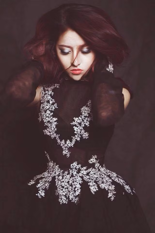 Được biết, trước khi gây chú ý với clip cover "Phía sau một cô gái", Dung Boo đã được biết đến trong vai trò mẫu ảnh, tham gia nhiều hoạt động, sự kiện của giới trẻ. Có tính cách trẻ trung, hiện đại, lại có lợi thế về ngoại hình, khuôn mặt ăn ảnh... Dung Boo sở hữu nhiều tiềm năng để phát triển con đường nghệ thuật nhưng bản thân cô gái 9X vẫn luôn nghĩ mình chưa có đủ kinh nghiệm. Ảnh: Dương Đình Bảo.