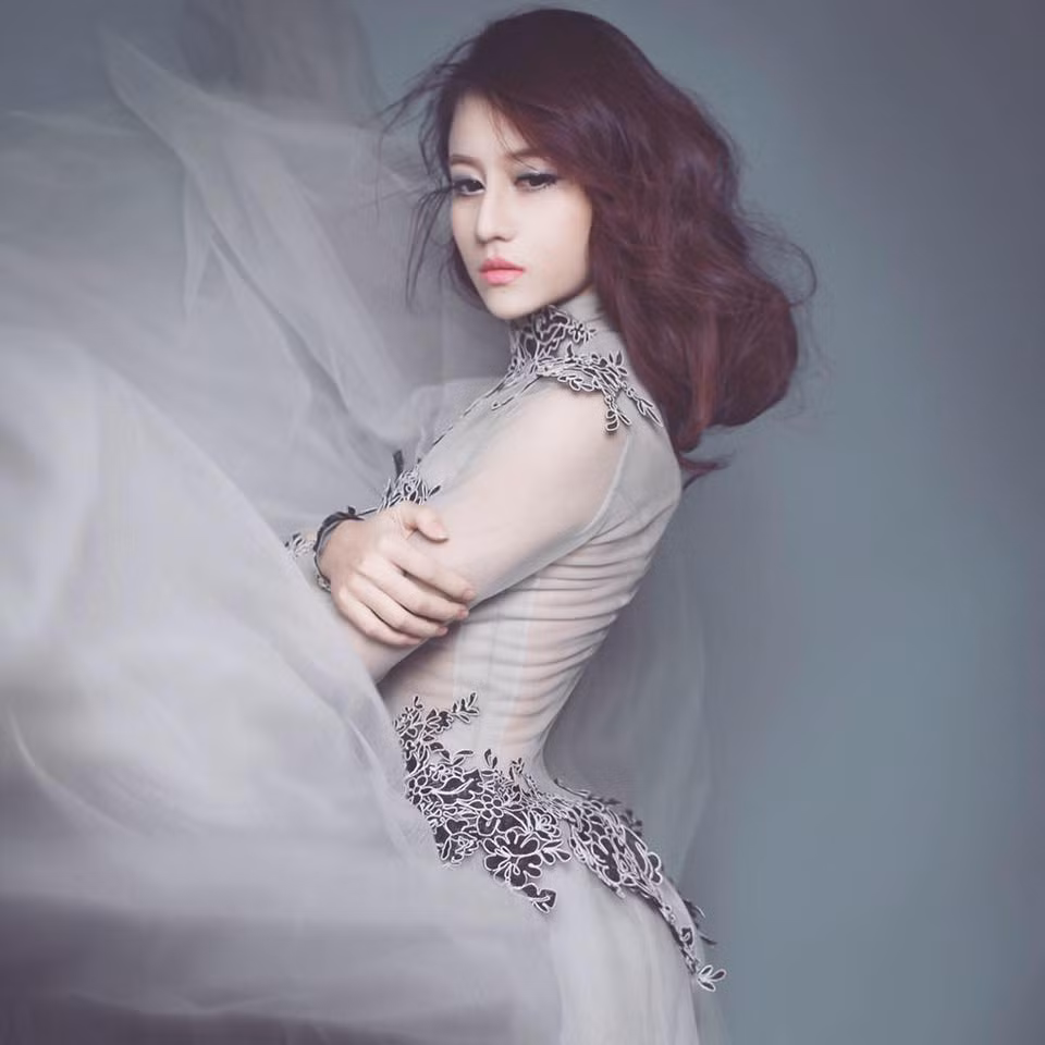 Ngoài giọng hát trong trẻo và cách thể hiện cảm xúc rất sâu lắng trong clip cover của mình, Dung Boo còn gây ấn tượng bằng khuôn mặt xinh đẹp mang nhiều nét rất Tây. Nhiều bạn trẻ đã bình luận rằng giọng hát của Dung Boo thực sự chỉ dừng ở mức dễ nghe, thứ nổi bật nhất chính là khuôn mặt đẹp hoàn hảo của cô nàng, chiếc cằm V-line đáng mơ ước và đôi mắt to tròn khiến dân mạng chết mê ngay từ cái nhìn đầu tiên. Ảnh: Dương Đình Bảo.