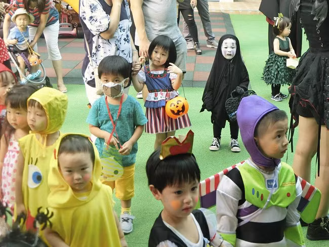 Quá ấn tượng với cô nhóc quỷ Vô diện này, dân mạng Việt đã cố gắng săn lùng thông tin, danh tính của cô bé này. Theo tìm hiểu, bé gái gây sốt với màn hóa trang Halloween "đẳng cấp" này tên thật là Lô Trác Tân, 4 tuổi, đang học ở trường mầm non Cao Hùng - Đài Loan. Tác giả của màn hóa trang biến Lô Trác Tân thành Vô diện quỷ đầy "ám ảnh" với bạn cùng lớp mầm non chính là mẹ của bé.