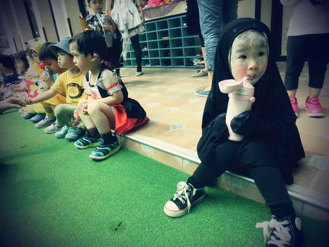 Không chỉ được hóa trang xuất sắc, cực giống phiên bản gốc, bé gái đang gây xôn xao mạng Việt Nam và cả Trung Quốc này còn tạo ra những tiếng cười bởi khuôn mặt dù được tô vẽ trắng bệch vẫn toát ra đầy vẻ ngây thơ, đáng yêu của mình. Không những vậy, trong một số bức ảnh bé gái này dường như còn bị bạn bè xa lánh bởi cách hóa trang quá đáng sợ của mình.