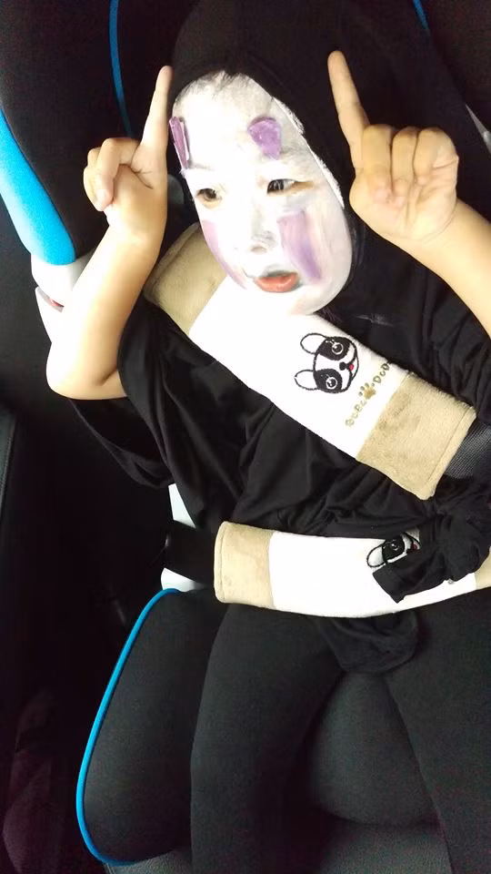 Do muốn con gái mình thật nổi bật khi đến lớp tham dự hội hóa trang Halloween, mẹ của bé Lô Trác Tân - vốn là một 9X trẻ trung, tinh nghịch đã quyết định chọn nhân vật quỷ Vô diện và đầu tư nhiều thời gian công sức để hoàn thành màn hóa trang này. Và quả thật bà mẹ trẻ này đã rất thành công khi Lô Trác Tân đã khiến những người bạn cùng lớp khóc thét vì sợ hãi và khiến cộng đồng mạng có được những trận cười sảng khoái bởi vẻ ngây ngô, dễ thương của bé. Nhiều dân mạng Việt nhận xét đây chính là màn hóa trang xuất sắc nhất, ấn tượng và đáng nhớ nhất trong mùa Halloween 2016.