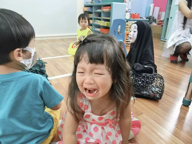 Màn hóa trang thành quỷ Vô diện cực kinh dị này của bé gái đã khiến nhiều em nhỏ cùng lớp mầm non đó cũng phải khóc thét vì sợ hãi. Tuy nhiên trong mắt người lớn, quỷ Vô diện này thực sự rất đáng yêu, ngộ nghĩnh và khiến những người có óc hài hước không thể nhịn cười. Loạt ảnh được lan truyền trên cộng đồng mạng Việt với tốc độ nhanh chóng mặt trong buổi tối lễ hội Halloween và rất nhiều bạn trẻ đã phải "bái phục" người hóa trang cho bé gái này.