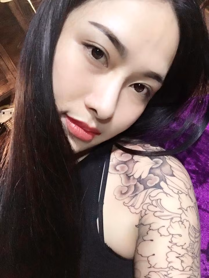 Trên Facebook của mình, Hồ Xuân Hương thậm chí còn đề ra quy định riêng dành cho tất cả mọi người. Cô yêu cầu dân mạng không được tranh cãi đúng - sai về bất cứ điều gì cô chia sẻ bởi đơn giản đó là trang cá nhân, nơi Xuân Hương chia sẻ những suy nghĩ, quan điểm của mình. Xuân Hương cũng thừa nhận những điều đó chưa chắc đã đúng nhưng dù sao đó cũng là "vùng cá nhân" của cô nên mọi người "miễn" tranh cái đúng - sai, còn những lời chê bai, chỉ trích thì cũng luôn bị ngó lơ hoàn toàn.