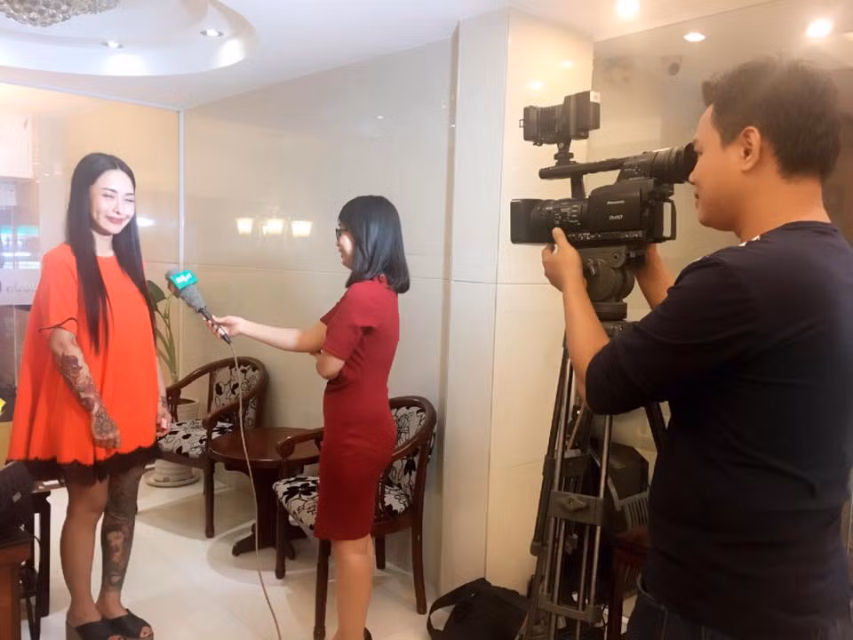 Những việc làm kể trên của Xuân Hương khiến cô được báo chí, truyền thông khen ngợi trong một khoảng thời gian. Tuy nhiên, từ đầu năm 2016 đến nay, trên một số diễn đàn mạng, các fanpage trên Facebook có rất nhiều bài đăng nêu thông tin tố cáo Hồ Thị Xuân Hương ăn chặn tiền quyên góp từ thiện để chuộc lợi cá nhân. Rất nhiều bằng chứng, hình ảnh, các đoạn tin nhắn, ghi âm liên quan đến việc tố cáo Hồ Xuân Hương "ăn" tiền từ thiện đã được công khai trên mạng xã hội. Cô gái trẻ này bị cho là đã kêu gọi quyên góp tiền ủng hộ cho trẻ em khuyết tật nhưng sau đó số tiền quyên góp được đã bị cô giữ lại làm của riêng.