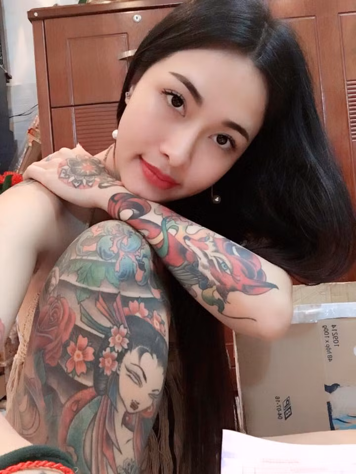 Đoạn clip kèm theo lời tuyên bố đó của Xuân Hương ngay lập tức tạo ra phản ứng mạnh mẽ trên mạng xã hội Việt. Rất nhiều bạn trẻ đã tỏ ra bức xúc khi cô gái xăm trổ này đã có phát ngôn ngông cuồng và khoe khoang, câu like một cách trắng trợn như vậy. Một bộ phận khác lại kêu gọi nhau like và chia sẻ video của Xuân Hương thật nhiều bởi sự tò mò, muốn xem cô nàng này có thực sự dám đốt chiếc xe SH 125i có giá trên 50 triệu đồng này hay không.