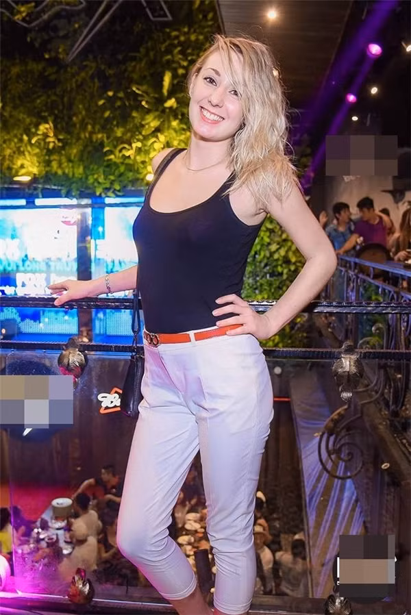 Quả thật vậy, theo tiết lộ từ bạn trai người Việt của cô Imogen, sau khi những bức ảnh, clip của cô giáo gây sốt trên mạng xã hội vài ngày nay, có một vị đạo diễn đã liên lạc và ngỏ ý muốn mời cô giáo người Anh này đóng phim, làm người mẫu ảnh. Tuy nhiên do khá bận rộn với công việc dạy học nên hiện tại cô giáo trẻ vẫn chưa đưa ra được quyết định của mình. (Ảnh trong bài: Facebook Imogen Faye Louise Cox)